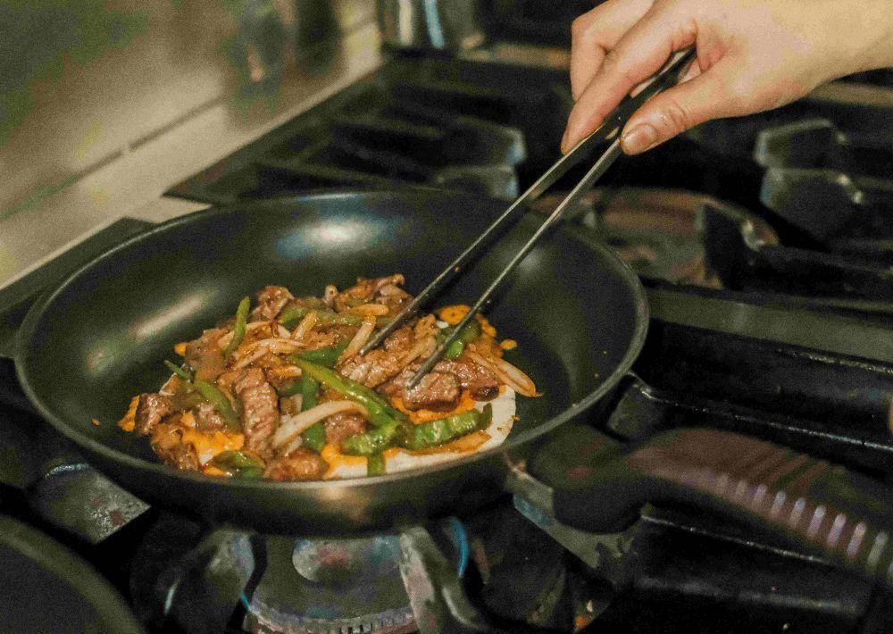ilustrasi tumis daging dan sayur (pexels.com/Ricky Esquivel)