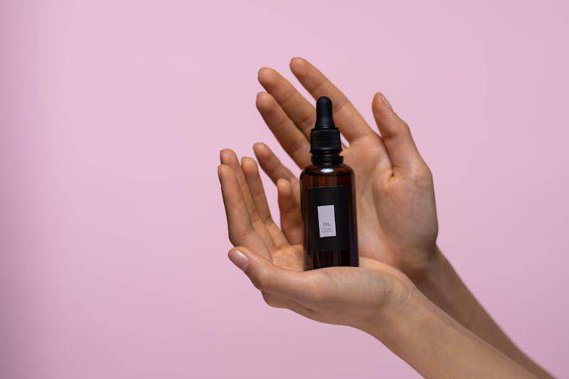 Ilustrasi serum untuk pria (pexel.com/Ron Lach)
