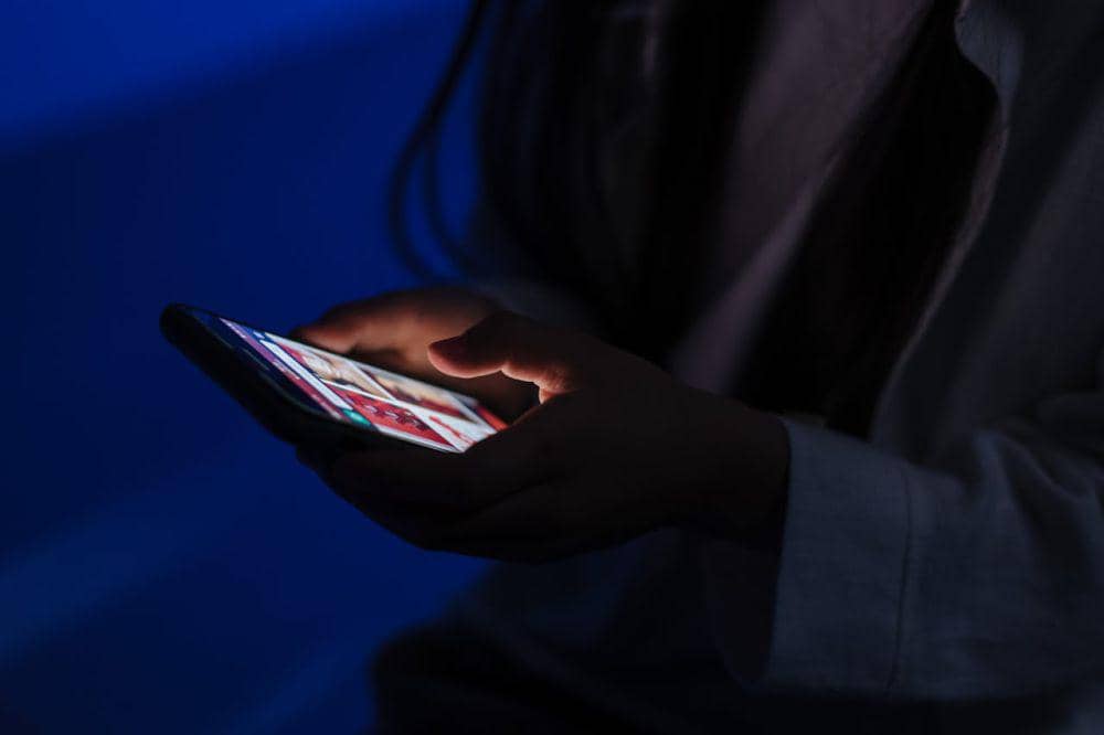 Scrolling social media (pexelS.com/Ron Lach)