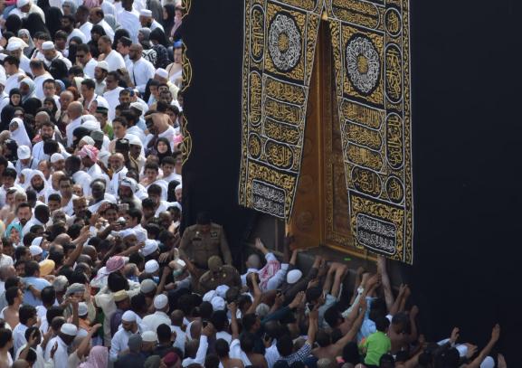Doa Ketika Mencium Hajar Aswad dan Keistimewaannya