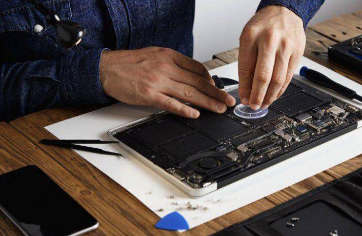Servis Laptop (freepik.com/bublikhaus)