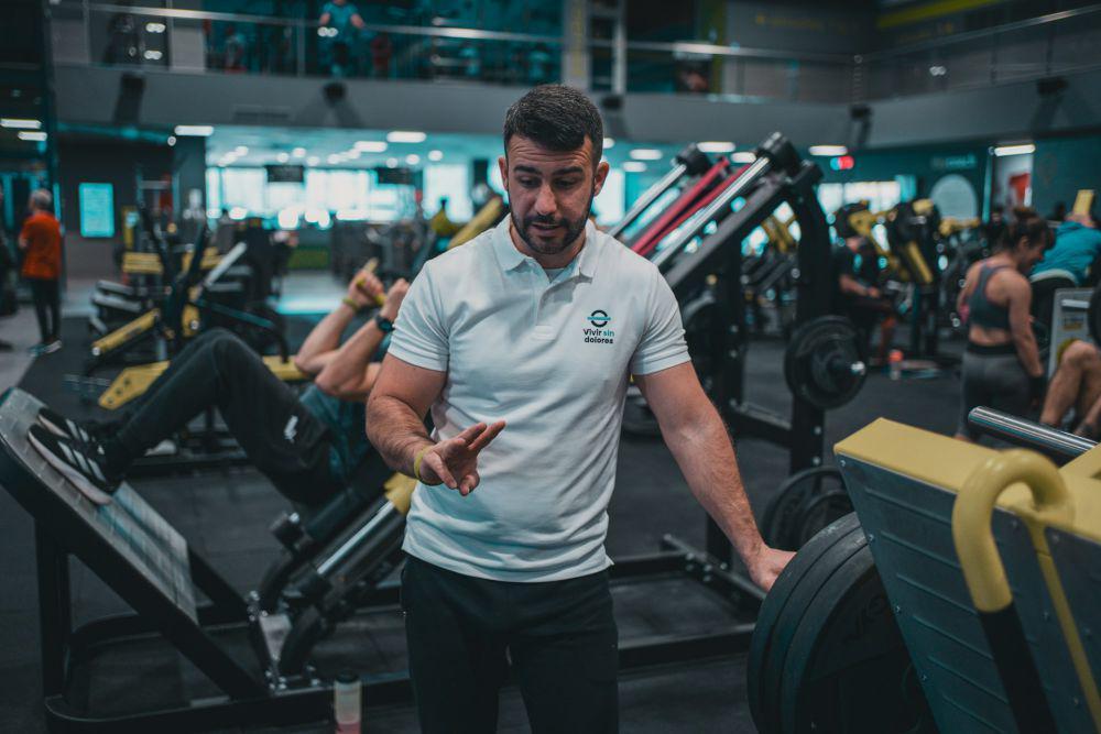 ilustrasi instruktur gym profesional (unsplash.com/Sergio Kian)
