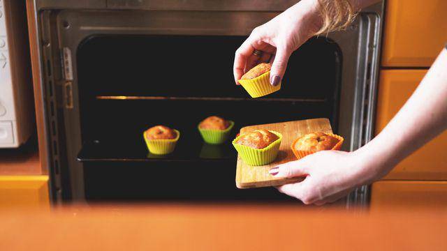 ilustrasi muffin dari oven (vecteezy.com/Natallia Krechka)