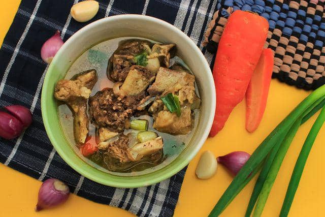 sop buntut makanan berkuah khas Indonesia