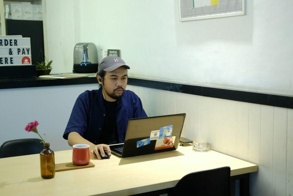 ilustrasi pria bekerja di kafe (unsplash.com/Syauqy Ayyash)