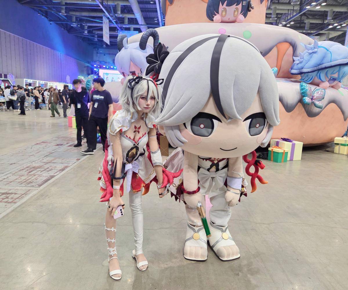 Maskot Camellya dan cosplayernya - si_OuO