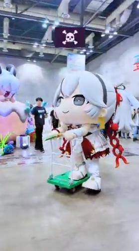 Maskot Camellya yang bermain dengan handtruck - Wuthering Waves