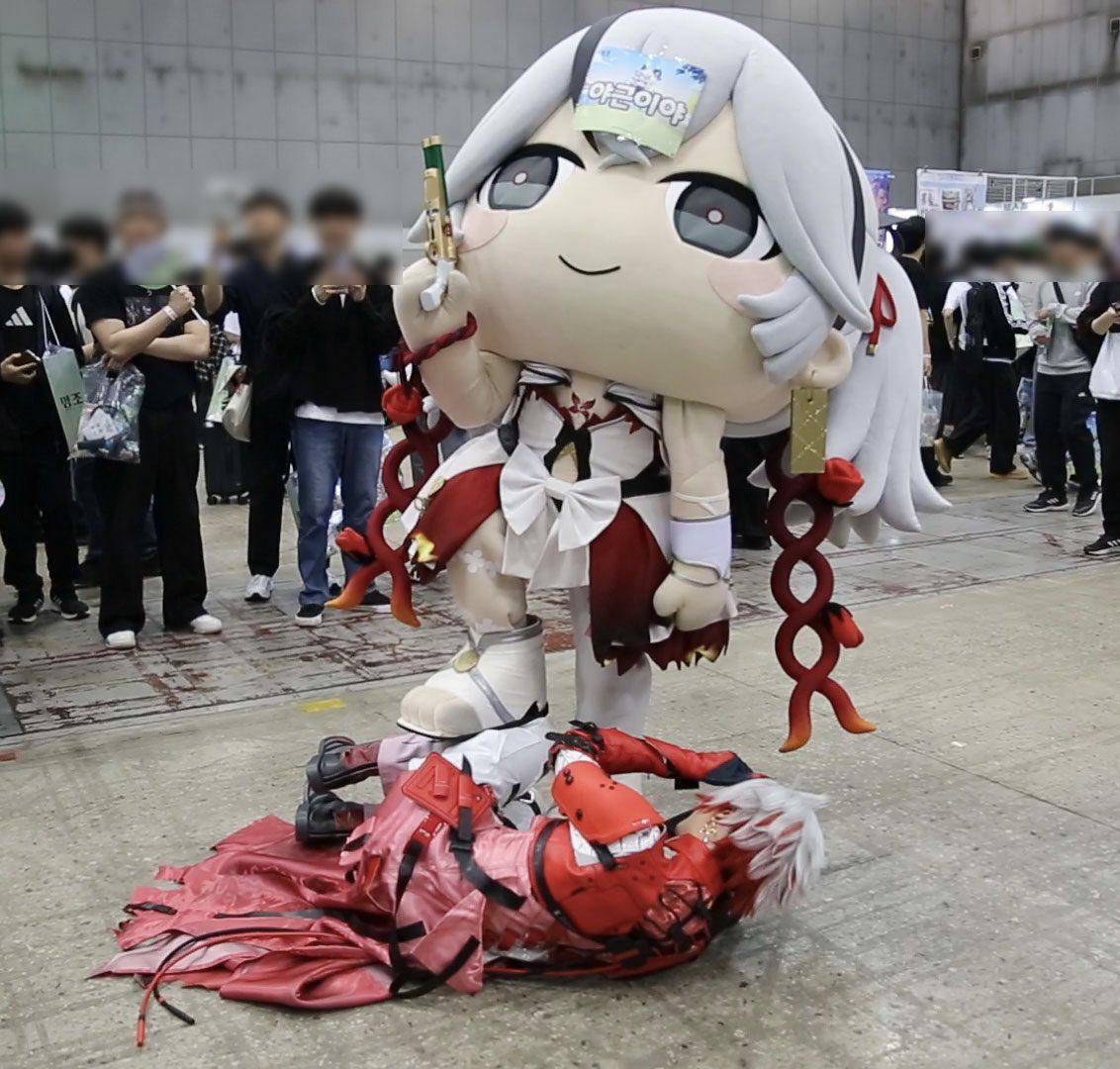 Maskot Camellya melakukan adegan lucu dengan cosplayer Scar - Wuthering Waves