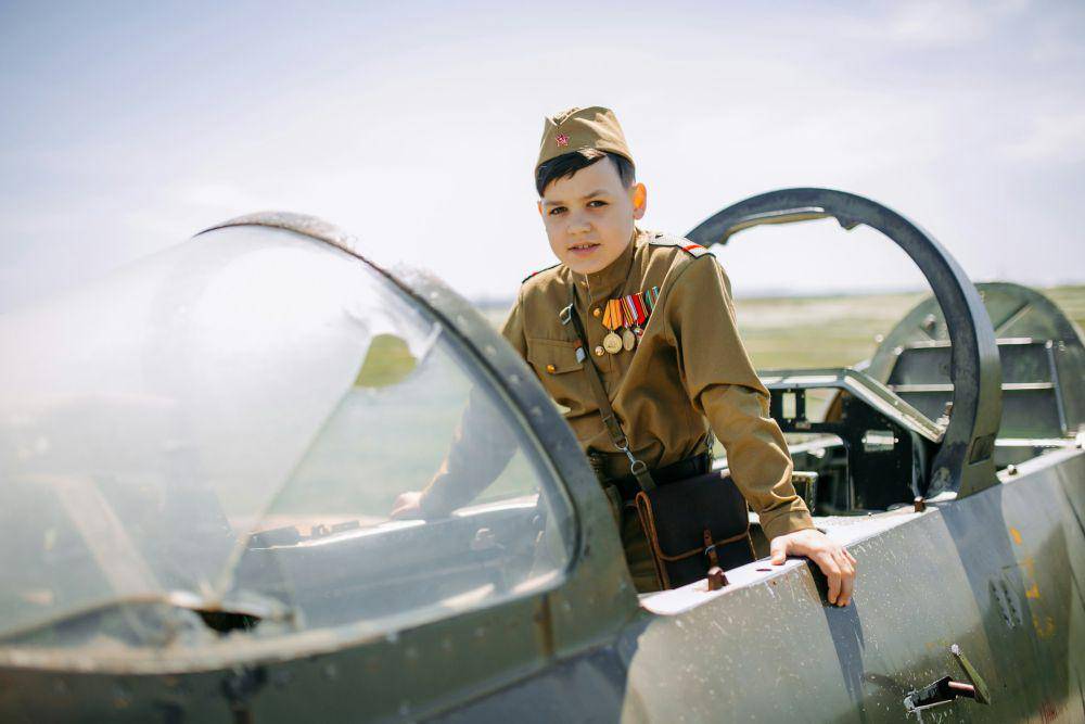 ilustrasi anak berperan sebagai pilot (unsplash.com/Евгений Новиков)
