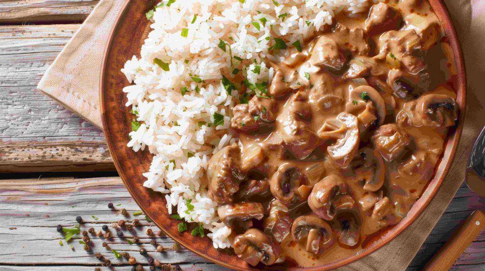 Ilustrasi Beef Stroganoff (vecteezy.com/Jheny Neriza)