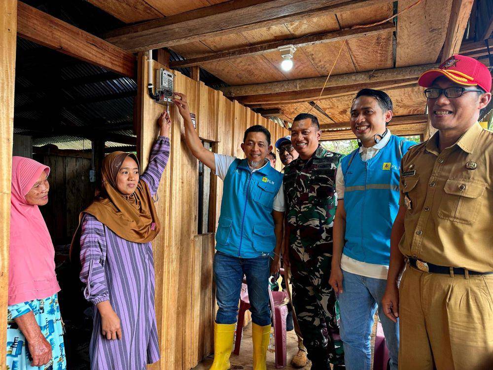 PLN menghadirkan akses listrik bagi warga Kampung Menra di tengah hutan Kabupaten Sinjai, Sulawesi Selatan. (Dok. Istimewa)