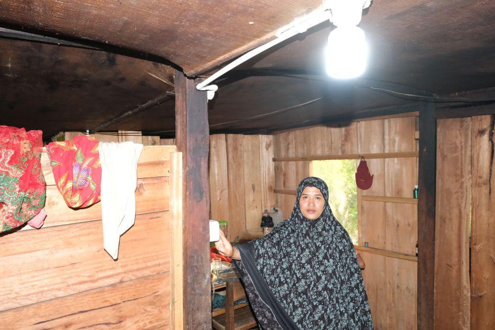 PLN menghadirkan akses listrik bagi warga Kampung Menra di tengah hutan Kabupaten Sinjai, Sulawesi Selatan. (Dok. Istimewa)