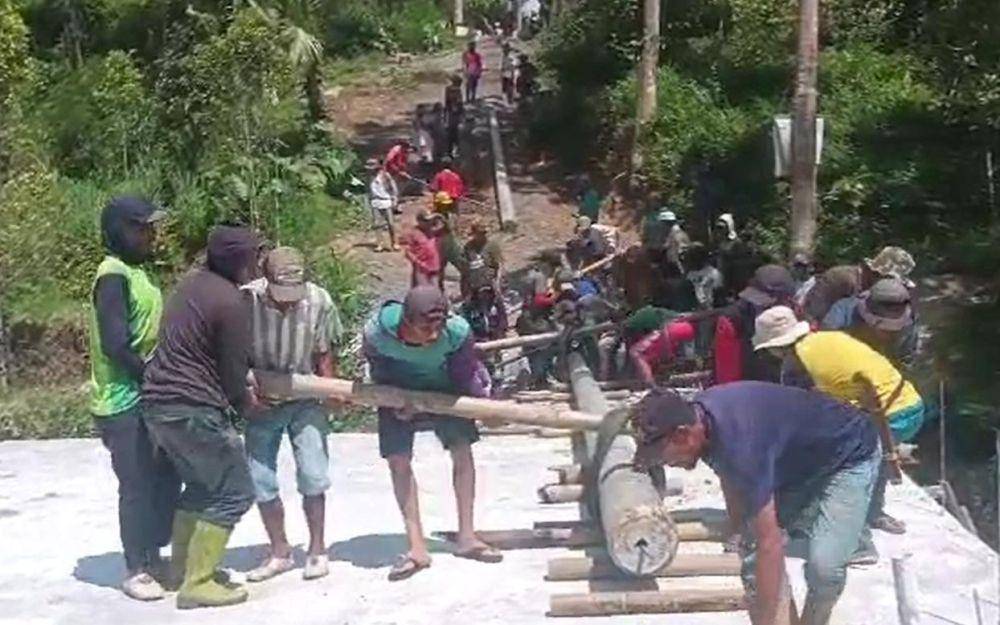 PLN menghadirkan akses listrik bagi warga Kampung Menra di tengah hutan Kabupaten Sinjai, Sulawesi Selatan. (Dok. Istimewa)