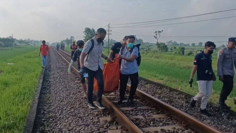 Petugas evakuasi jenazah korban tertemper kereta api. IDN Times/ Bramanta Pamungkas