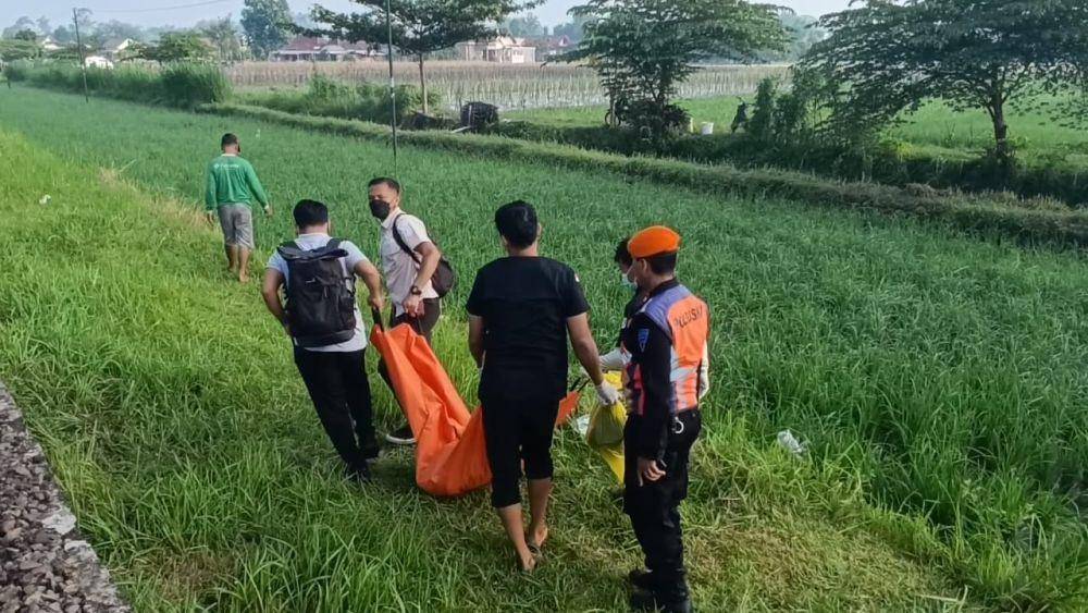 Petugas evakuasi jenazah korban tertemper kereta api. IDN Times/ Bramanta Pamungkas