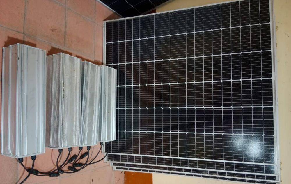 Barang bukti panel surya yang sempat dicuri oleh ketiga tersangka. (Dok. Polsek Samboja)