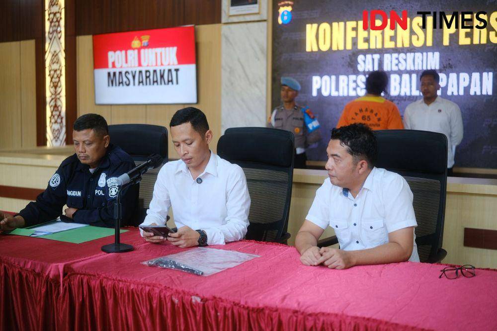 Kasatreskrim Polresta Balikpapan, Kompol Beni Ariyanto (tengah) pada konferensi pers pengungkapan kasus pornografi, Senin (2/6/2025). (IDN Times/Erik Alfian)