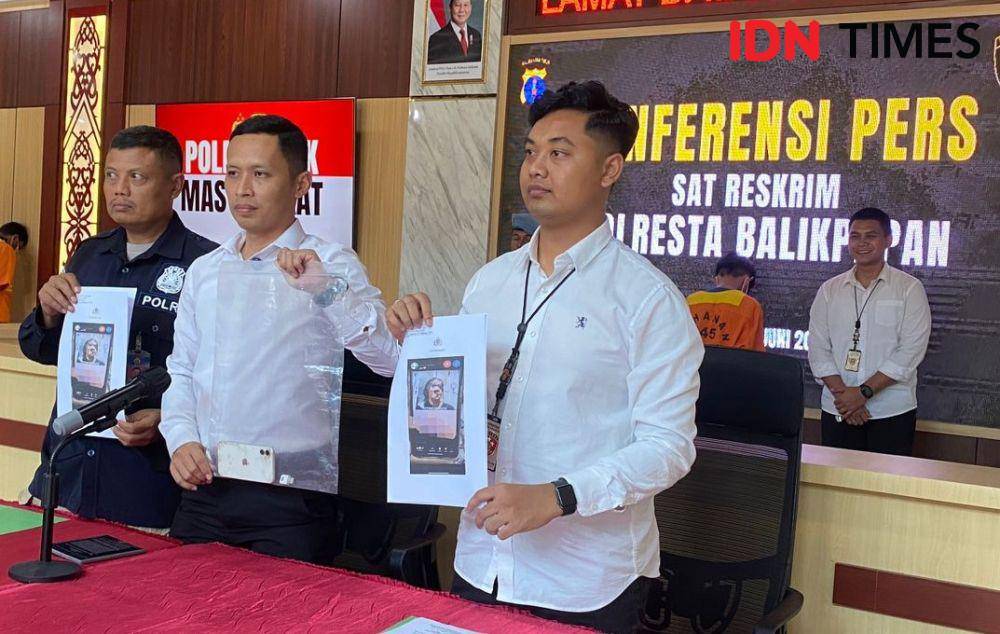 Polisi menunjukkan sejumlah barang bukti tangkapan layar dan handphone yang digunakan NK. (IDN Times/Erik Alfian)