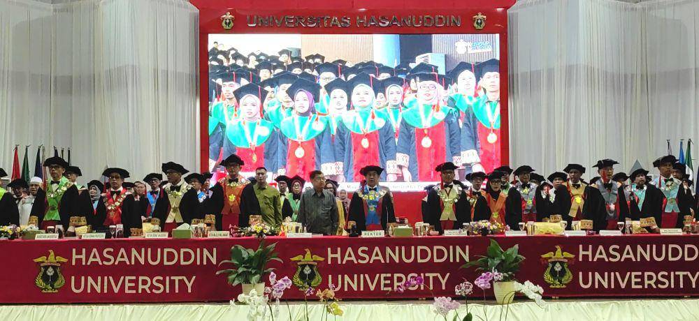 Wakil Presiden ke-10 dan ke-12 Republik Indonesia Jusuf Kalla, saat menyampaikan orasi ilmiah pada acara wisuda Universitas Hasanuddin di Makassar, Selasa (3/6/2025). (dok. Istimewa)