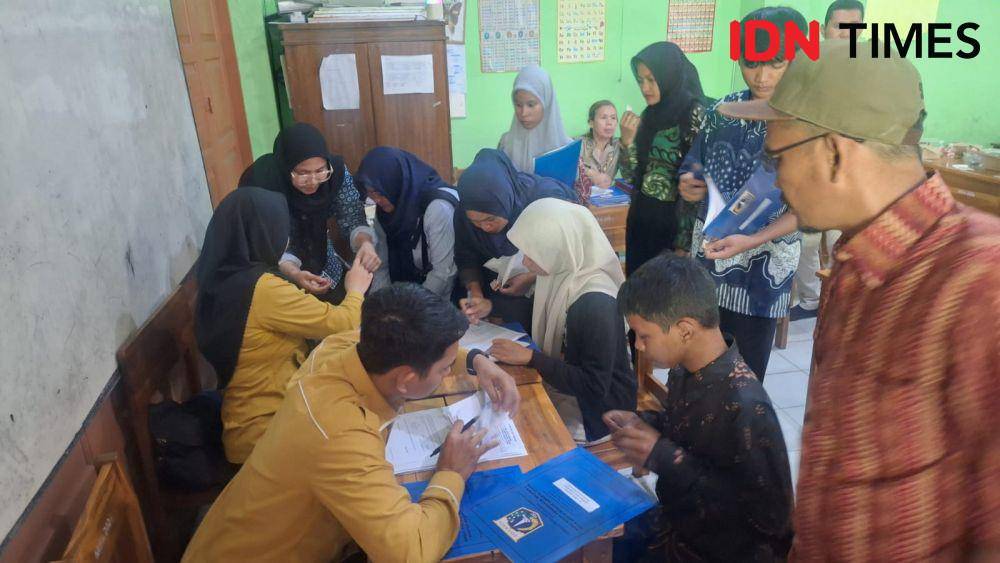 Gubernur DKI Jakarta Pramono Anung menggelar program pemutihan ijazah tahap ketiga untuk 827 peserta didik di Jakarta, Selasa (3/6/2025). (IDN Times/Lia Hutasoit)