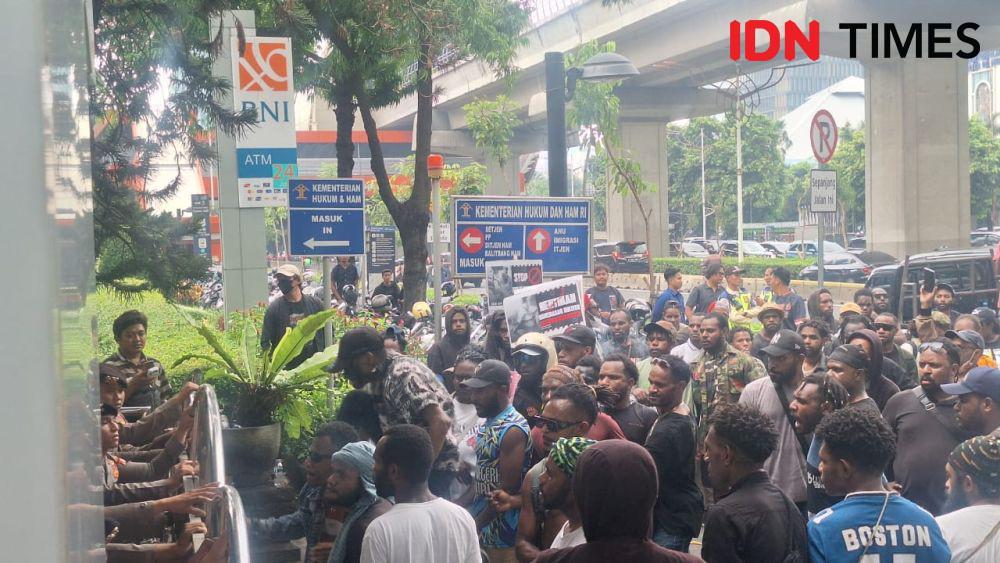 Masyarakat Papua Demo Kantor Natalius Pigai di Kuningan