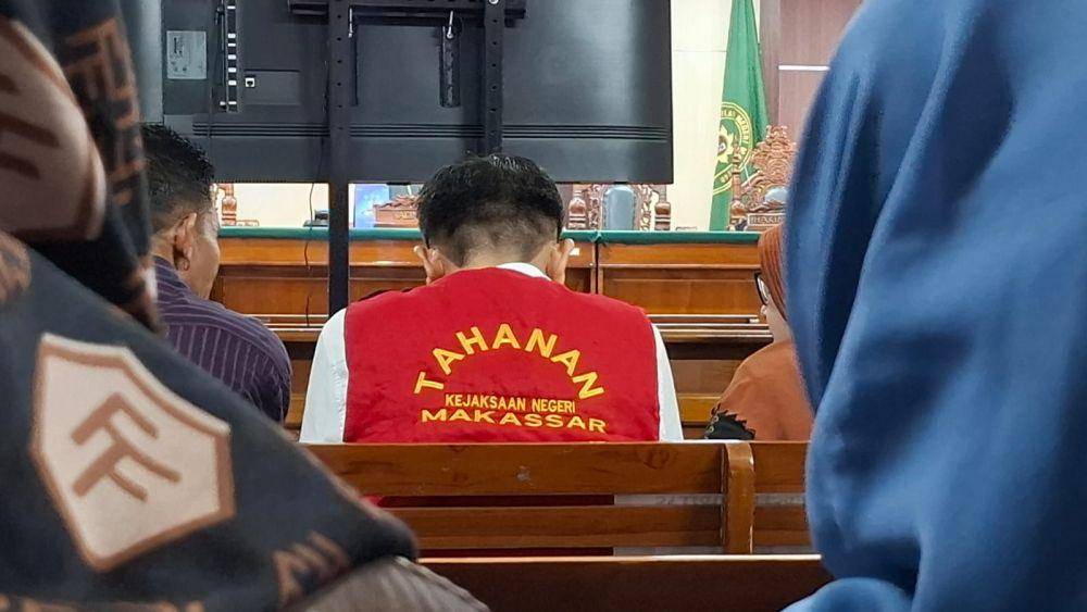 Mustadir Dg Sila (42), suami dari Fenny Frans dijatuhi hukuman penjara satu tahun enam bulan terkait peredaran produk kosmetik bermerkuri. (IDN Times/Darsil Yahya)