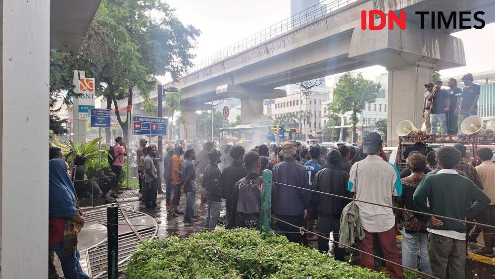 Pagar Kementerian HAM Jebol Didemo, Natalius Pigai Belum Temui Massa
