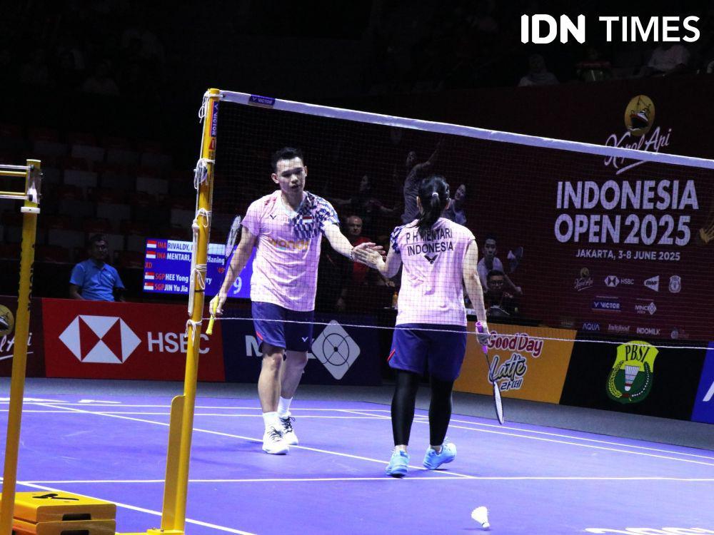 Rinov Rivaldy/Pitha Haningtyas Mentari di 32 besar Indonesia Open 2025 (IDN Times/Aditya Mustaqim)