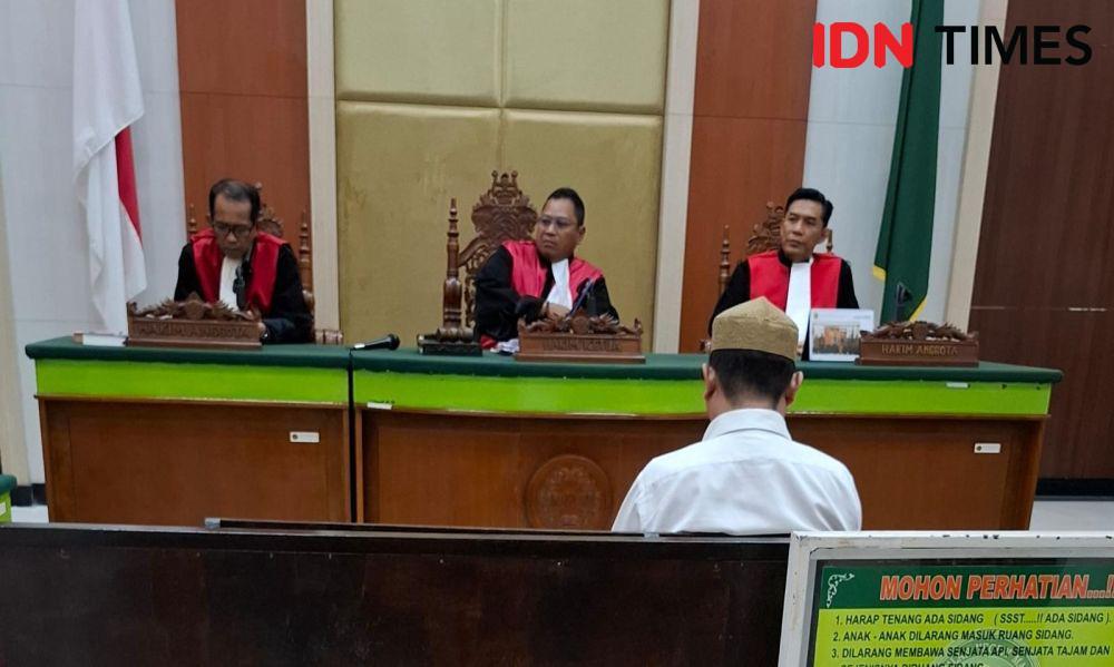 Owner Raja/Ratu Glow, Agus Salim menjalani sidang tuntutan di Pengadilan Negeri Makassar, Selasa (3/6/2025). IDN Times/Darsil Yahya