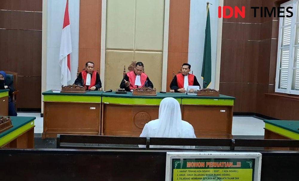 Mira Hayati, terdakwa kasus skincare merkuri saat menjalani sidang di Pengadilan Negeri Makassar, Selasa (3/6/2025). IDN Times/Darsil Yahya