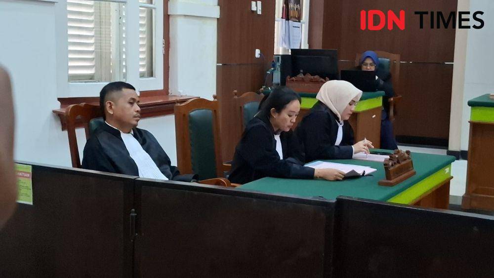 Sidang kasus skincare merkuri di Pengadilan Negeri Makassar untuk terdakwa Mira Hayati, Selasa (3/6/2025). IDN Times/Darsil Yahya