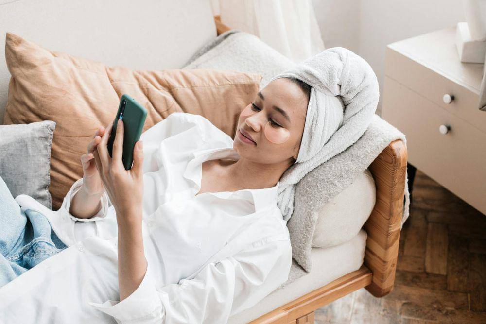 ilustrasi seseorang bermain HP