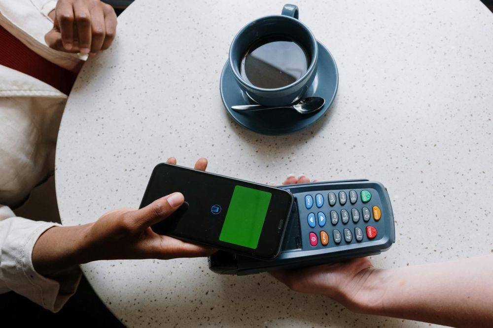 ilustrasi seseorang menggunakan fitur NFC (pexels.com/cottonbro studio)