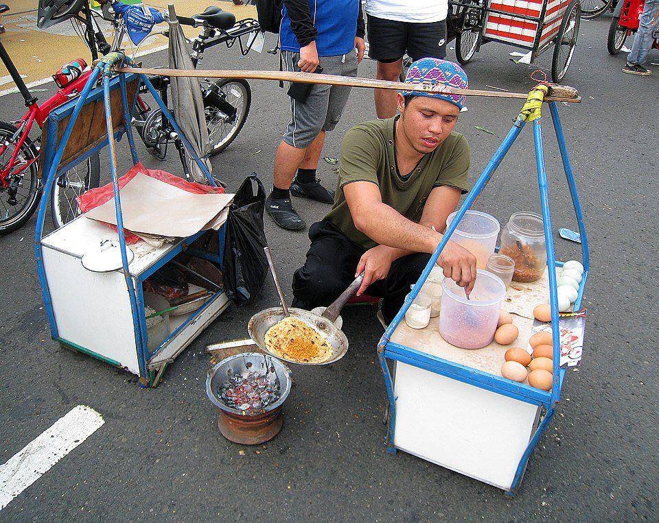 potret penjual kerak telor (commons.m.wikimedia.org/Gunkarta)