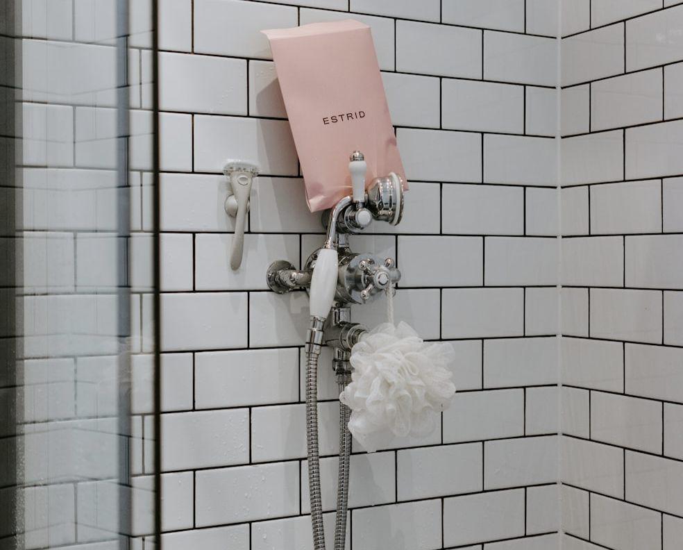 ilustrasi kamar mandi (unsplash.com/Toa Heftiba)
