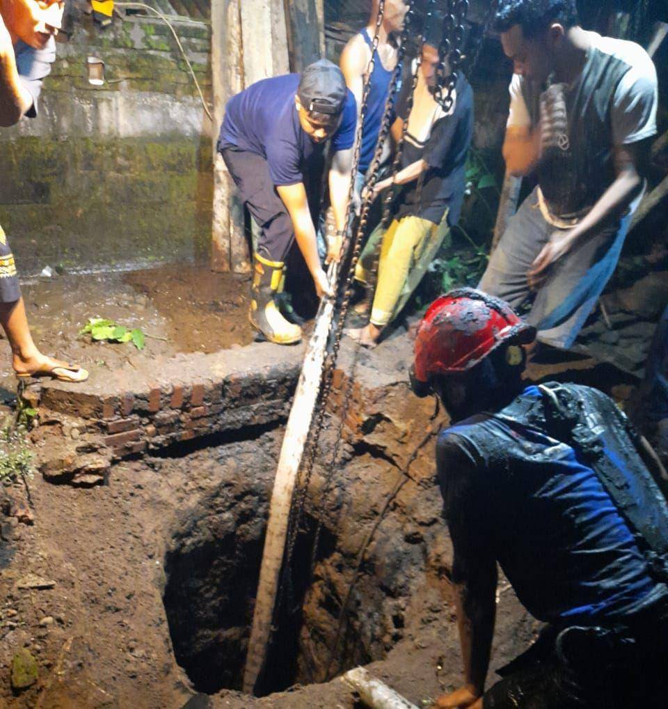 Proses evakuasi sapi kurban yang terperosok ke lubang septictank di Malang. (Dok. Damkar Kabupaten Malang)