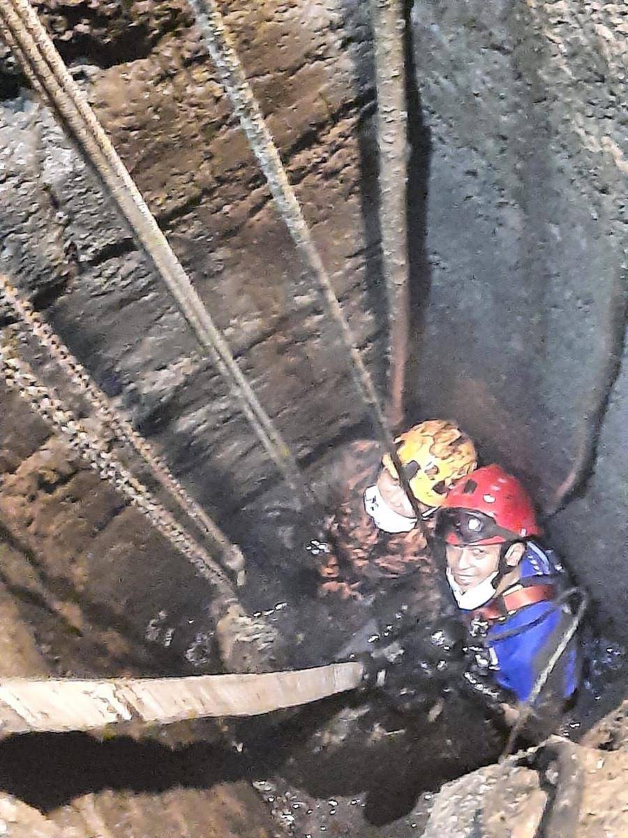 Proses evakuasi sapi kurban yang terperosok ke lubang septictank di Malang. (Dok. Damkar Kabupaten Malang)