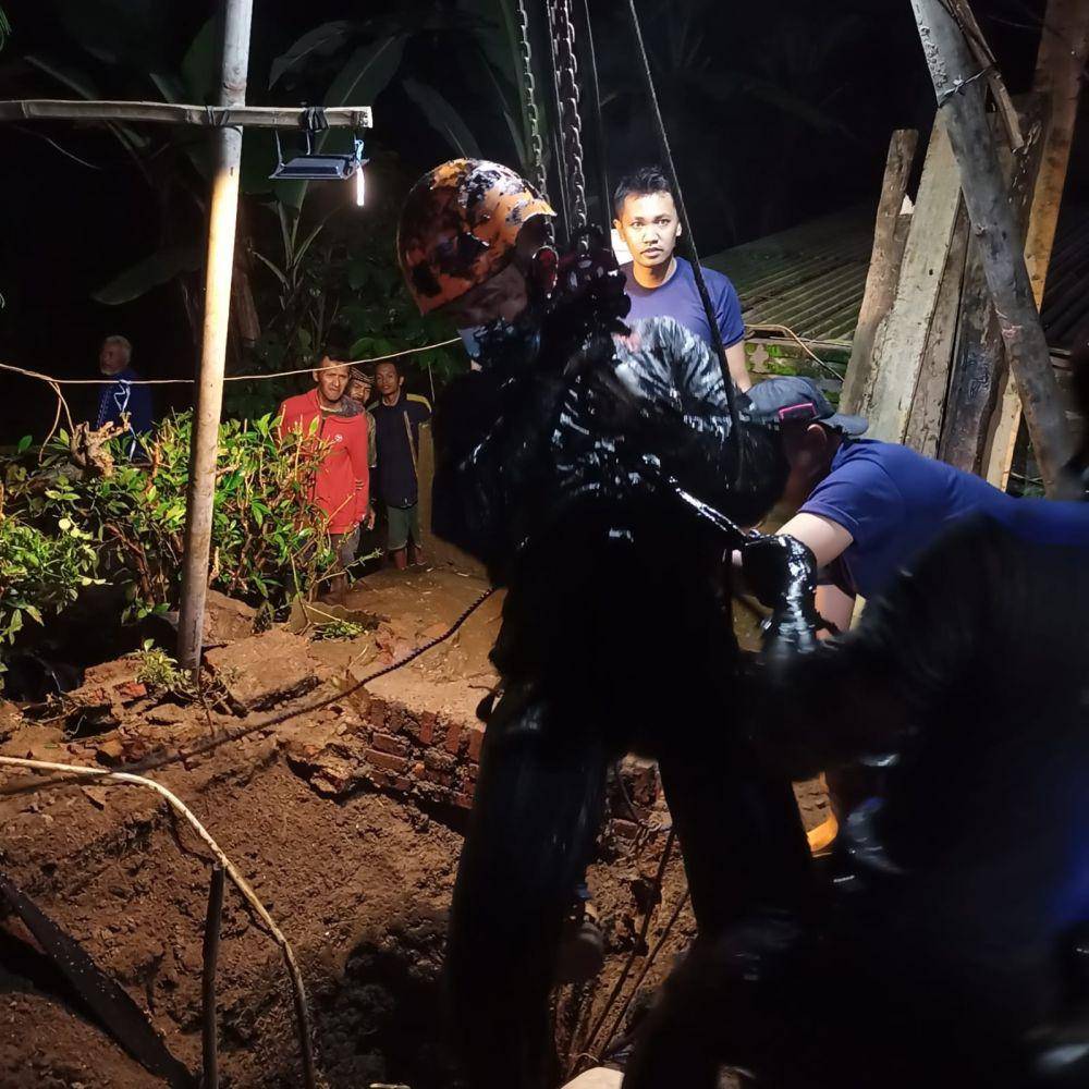 Proses evakuasi sapi kurban yang terperosok ke lubang septictank di Malang. (Dok. Damkar Kabupaten Malang)