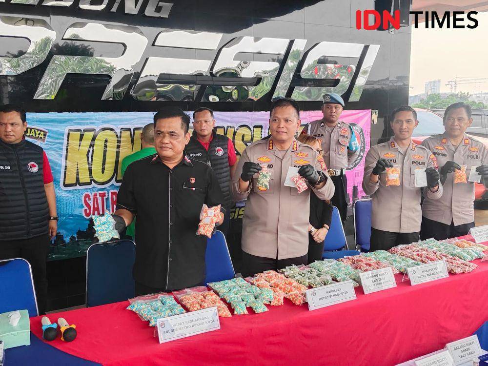 Polres Bekasi Kota tangkap pengedar narkoba jenis ekstasi. (IDN Times/Imam Faishal)