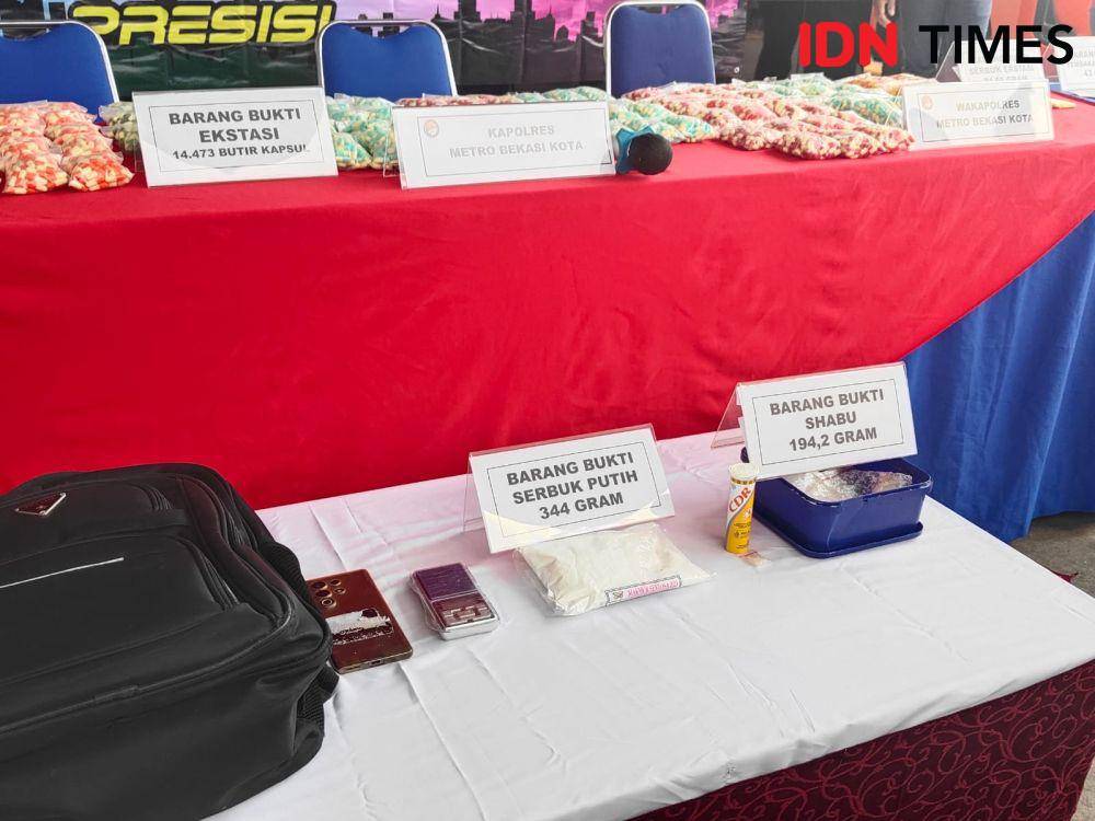 Polres Bekasi Kota tangkap pengedar narkoba jenis ekstasi. (IDN Times/Imam Faishal)