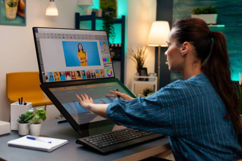 Ilustrasi wanita membuat animasi visual (freepik.com/DC Studio)