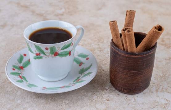 ilustrasi kopi kayu manis (freepik.com/kroshka)
