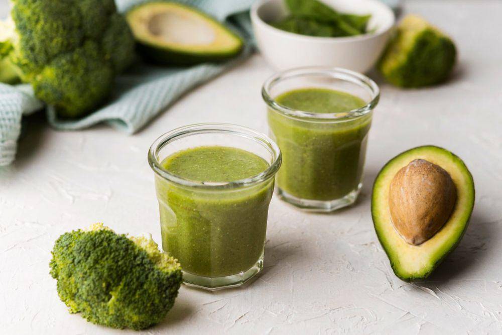 Ilustrasi smoothie alpukat dan brokoli (freepik.com/freepik)
