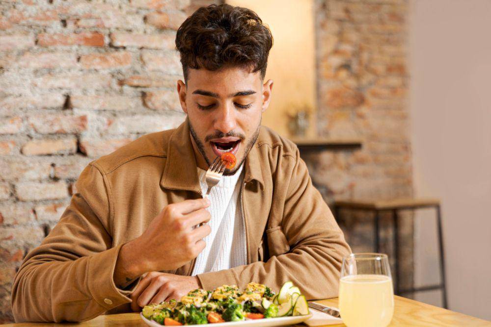 Ilustrasi pria makan salad (freepik.com/freepik)