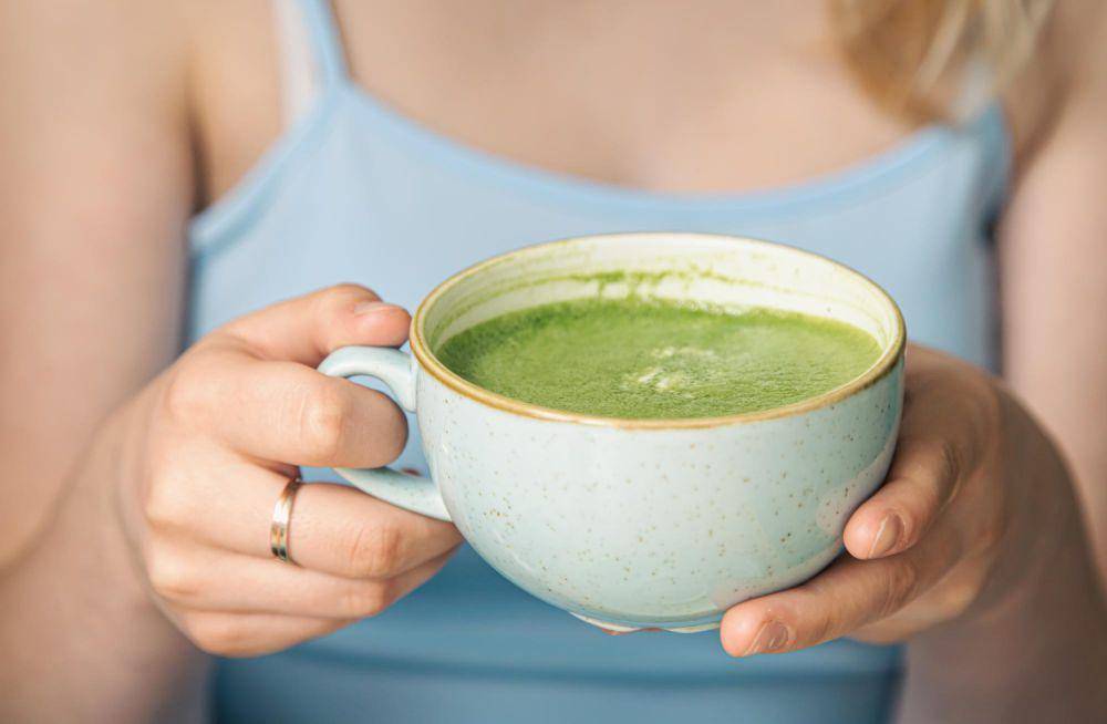 ilustrasi minum matcha (freepik.com/pvproductions)