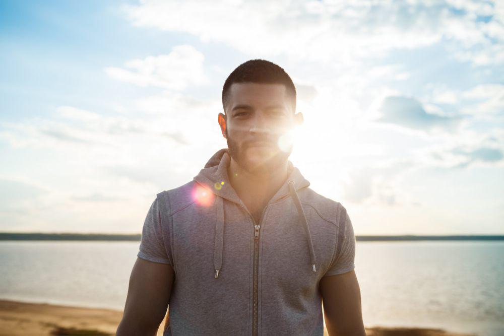 Ilustrasi pria foto backlight (freepik.com/cookie_studio)