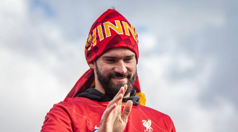 Alisson vs Mamardashvili, Siapa yang Layak Jadi Kiper Utama Liverpool?