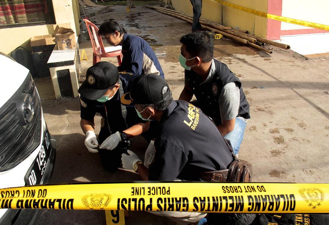 https://cdn.idntimes.com/content-images/post/20180102/antarafoto-pelemparan-bom-di-kantor-polisi-010118-abhe-2-977ca08a9df7a8a5cf27273cea33af9a.jpg