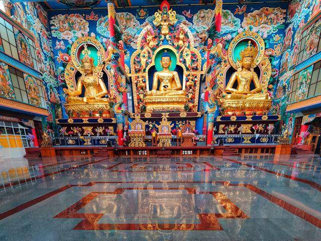 Potret ruangan di Namdroling Monastery Golden Temple, Bylakuppe, Karnataka, India (unsplash.com/ashwithashettyyy)