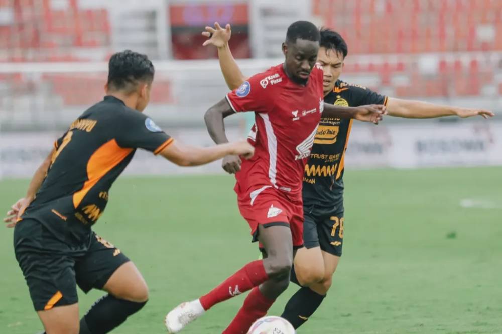 Aksi Latyr Fall (tengah) dalam pertandingan pekan ke-24 BRI Liga 1 2024/2025 antara PSM Makassar versus Persija Jakarta yang berlangsung di Stadion Kapten I Wayan Dipta Gianyar pada 23 Februari 2025. (Instagram.com/psm_makassar)